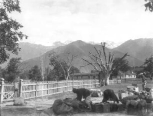 Indien. Kashmir. Kangan am Sindh River an der Straße nach Leh.Träger mit Expeditionsgepäck