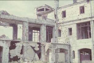 Zweiter Weltkrieg. Nach den Kampfhandlungen. Sowjetunion. Zerstörtes Gebäude mit Einschüssen