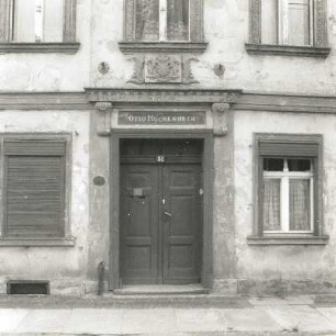 Cottbus, Thälmannplatz 51. Wohnhaus (um 1870). Haustür