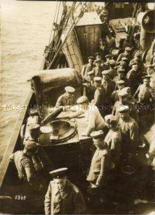 Truppenverpflegung aus der Gulaschkanone auf einem Transportschiff