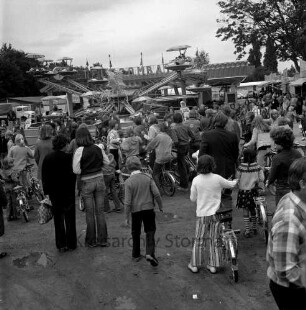 Schützen- und Volksfest: Veranstalter Heimatring und Ahrensburger Schützengilde: Volksfestplatz an der Stormarnstraße: Karusselle: Besucher, 20. August 1977