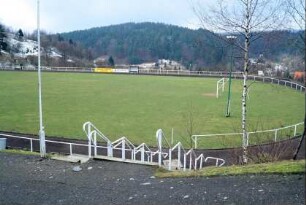 großer Sportplatz; im Hintergrund Blick auf den Thüringer Wald