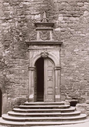 Portal auf der linken Seite des Schlosshofes Burgscheidungen
