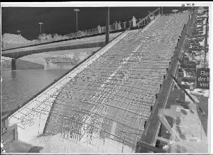 Staustufe Schweinfurt. Bewehrung der unterstromigen Treppe an der neuen Maxbrücke neben dem Schleusenoberkanal.