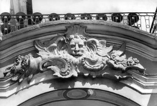 Der Löwe am Ermitage-Palast in Leningrad kann nicht brüllen, aber die Lautsprecher darüber, die den Platz bei Kundgebungen beschallen, ca. 1975