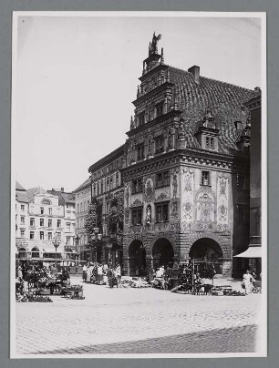 Oberschlesien. Neisse. Ansicht des von 1602-1604 im Stil der Spätrenaissance errichteten Kämmereigebäudes. Hier der Giebel mit aufwendigen skulpuralen Schmuckelementen und Freskenmalerei.