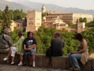 Altstadtviertel Albaicin: Einheimische und Touristen sehen von einer Parkterrasse hinüber zur Alhambra