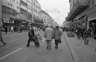 Einkaufsbetrieb in der Innenstadt am ersten verkaufsoffenen Samstag im Advent