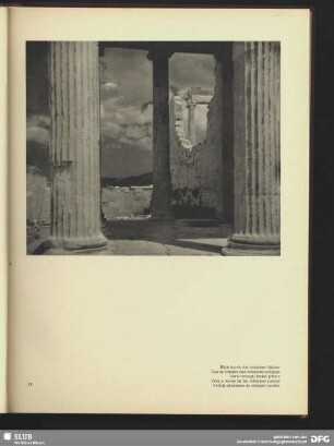 Blick durch die ionischen Säulen