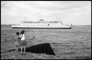 Grossenbrode: Fährschiff, Theodor Heuss, läuft in Hafen ein, Vordergrund winkende Kinder