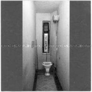 Blick in eine schmale Toilette (Altersgruppe 18-21)