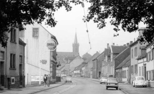 Elversberg: Ortsstraße mit Kirche