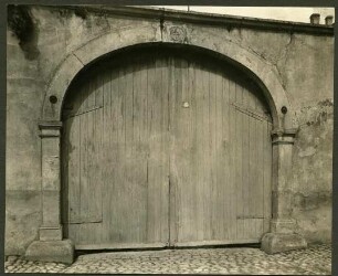 Haus 225. Tor, Schlußstein mit Zeichen(?), ehem. Zehentkeller (1725?)