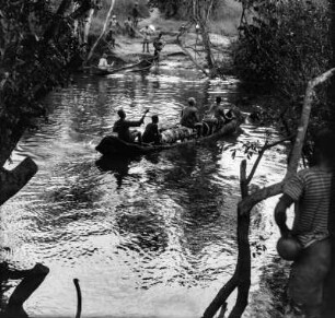 Flussüberquerung : Flussüberquerung des Luswishi-Flusses in Booten.