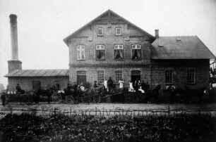 Reproduktion: Meierei Mollhagen-Sprenge: Fotografie von 1887: 75-jähriges Jubiläum der Meierei-Genossenschaft Todendorf-Mollhagen: Meiereigebäude: davor landwirtschaftliche Fuhrwerke bei der Milchanlieferung: diverse Personen