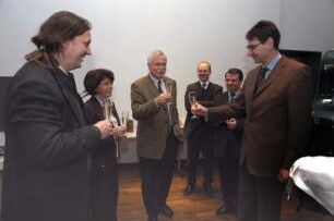 Übergabe von Büchern an Sächsisches Landesgymnasium Sankt Afra Meißen durch Dr. Thomas Bürger (SLUB) im Beisein von Staatssekretär Dr. Frank Schmidt (SMWK) und Schulleiter Dr. Werner Esser