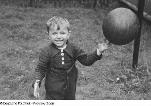 Porträt eines kleinen Jungen mit einem Ball