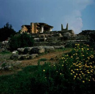 Palast von Knossos : Kreta, Knossos. Minoischer Palast. Süd-Propylon, Sockelmauern des Südkorridors und Stier-Kultsymbol