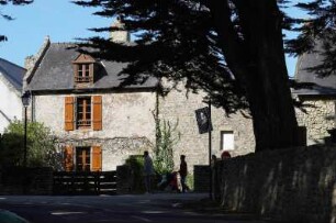 Frankreich. Bretagne. Morbihan. Kerners. Alte Häuser am Kirchplatz