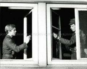 Zwei Soldaten beim Fensterputzen (Altersgruppe 18-21)
