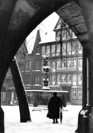 Hildesheimer Marktplatz : Hildesheim. Marktplatz mit Brunnen und der Stadtschenke im Winter