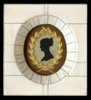Silhouette im Lorbeerkranz einer nicht identifizierten Frau (Verwandtschaft Braun) im (Elfenbein?)-Rahmen, 11,5 cm hoch x 10,5 cm breit