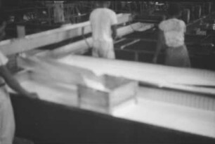 Latexverarbeitung : Arbeiter an einem Bottich