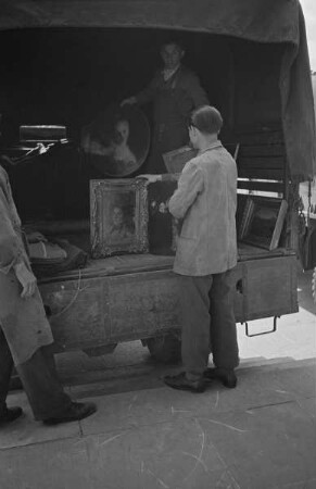Central Collecting Point Marburg. Mitarbeiter beim Verladen der Kunstwerke aus dem Depot Siegen