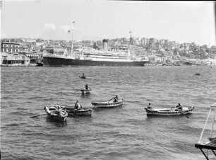 Istanbul: Pera Seite, Vordergrund Boote und Dampfer