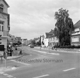 Bahnhofstraße: vorne links Einmündung von Mahlmannstraße: Verkehrsinseln, Ampelanlage, Straßengeländer: Fußgänger: in Bahnhofstraße links Kaufhaus Käselau