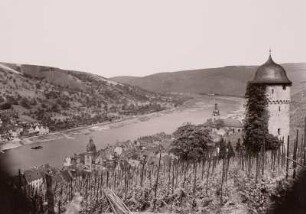 Moseltal : Zell (Mosel), Blick auf Stadt und Fluss mit Rundturm