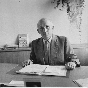 Prof. Dr.-Ing. habil. Siegfried Hildebrand im Dienstzimmer an seinem Schreibtisch sitzend : Dresden. Technische Hochschule. Prof. Dr.-Ing. habil. Siegfried Hildebrand im Dienstzimmer an seinem Schreibtisch sitzend