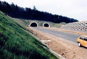 Heilsbergtunnel Nordportal und Fertigteilstützwand am Friedhof Ebringen