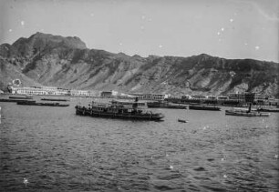 Dampfer : Mehrere Boote und Dampfer fahren über den Golf von Aden
