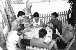 Lopud: Gruppe junger Wiener beim Kartenspiel auf Terrasse