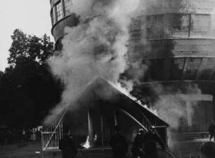 Szene aus dem Dokumentarfilm "Festzug der Dresdner Feuerwehr" anläßlich der Ausstellung "Der Rote Hahn": Löschübung