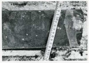 Freital-Zauckerode. Paul-Berndt-Grube (ehemaliger Königin-Carola-Schacht). Bohrung F 6 (63,85-67,80 m). Bohrkern; Wachtelberg-Tuff mit grauer Lage und großem Bleichhof