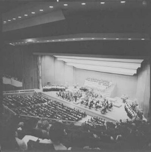 Neuer Chor Dresden unter Chorleiter Manfred Winter. Konzert anläßlich des 20jährigen Jubiläums mit der Jenaer Philharmonie im Kulturpalast Dresden (Moderatorin Traute Richter)