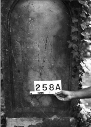 Grabstein 258 (Index: 100085147) Maße HxBxT: 190x60x25 cm Beschreibung: Stele, giebelart. Abschl. m. Verdach. , Schrift eingetieft: Grabstein 258A