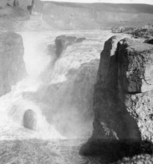 Flusslauf mit Wasserfall, Nordisland