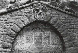 Ohorn (Kreis Bischofswerda). Gedenkstätte für die Gefallenen des 1. Weltkriegs auf dem Schleißberg (nach 1918). Teilansicht mit Namenstafeln