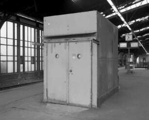 Bahnhof Dresden-Neustadt. Bahnsteighalle. Kopfbau eines Lastenaufzuges auf dem Bahnsteig 7/8 : Dresden-Neustadt, Schlesischer Platz 1. Bahnhof Dresden-Neustadt. Bahnsteighalle. Kopfbau eines Lastenaufzuges auf dem Bahnsteig 7/8