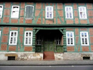 Stadtbild - Fachwerkhaus Nr 9 im Nordwesten über Traufseite mit Backstein-Ausfüllung zwischen Fachwerk sowie Eingangsbaldachin