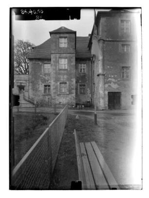 Mellenthin, Dorfstraße 25. Schloß (1575-1580, Umbau 1904). Hofansicht