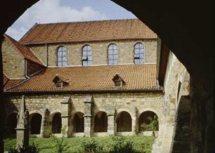 Katholische Pfarrkirche Sankt Mauritius & ehemalige Stiftskirche — Kreuzgang
