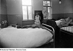 Krankenzimmer : Kreiskrankenhaus (um 1905). Schwester und Patienten im Krankenzimmer
