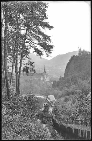 Tetschen. Blick auf die Schäferwand und auf Schloß Tetschen