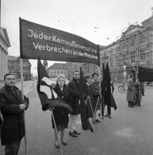 Mahnwache auf dem Marktplatz gegen Kernwaffenversuche der Sowjetunion.