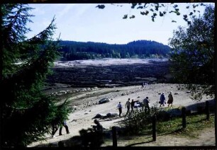 Schluchsee: der leere Schluchsee, leeres Seebecken, Bucht am Ort