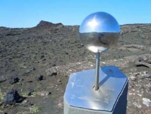 Metallkugel symbolisiert den Planeten Venus : An der Straße durch ein Lavafeld westlich von Keflavik symbolisiert eine künstlerische Plastik den Planeten Venus, aufgenommen am 31. Mai 2012